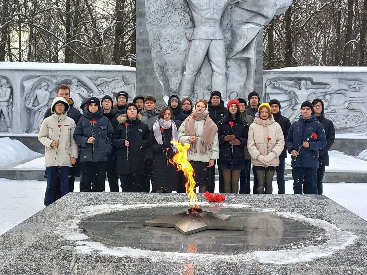 Студенты техникума возложили цветы у Мемориала Славы воинам-канашцам, павшим в годы ВОВ